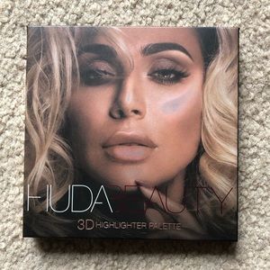 HudaBeauty 3D Highlighter palette
